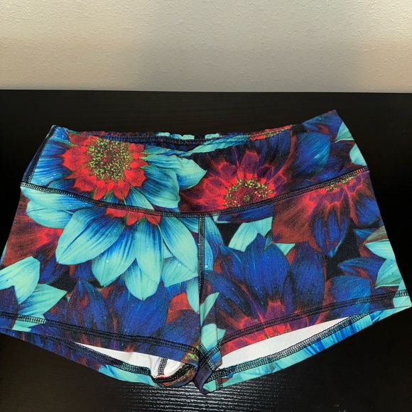 Fleo Shorts - cool floral design - size M - Picture 3 of 4